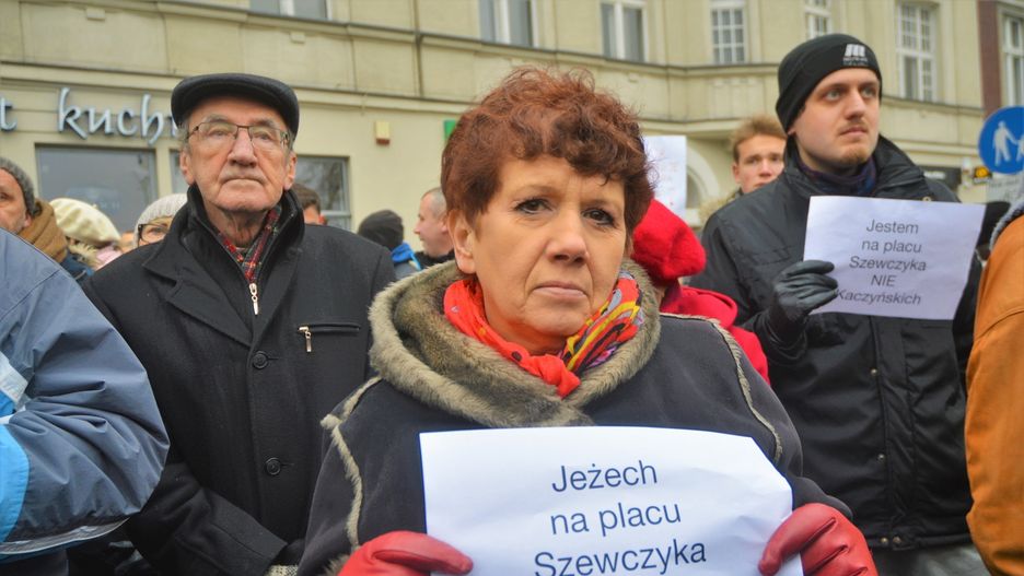 Protest w Katowicach przeciwko zmianie nazwy pl. Szewczyka na pl. Kaczyńskich