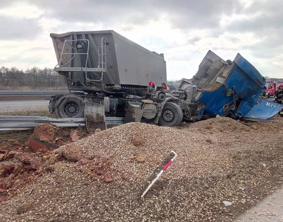 Wypadek na A1, kierowca tira w szpitalu. Duże utrudnienia