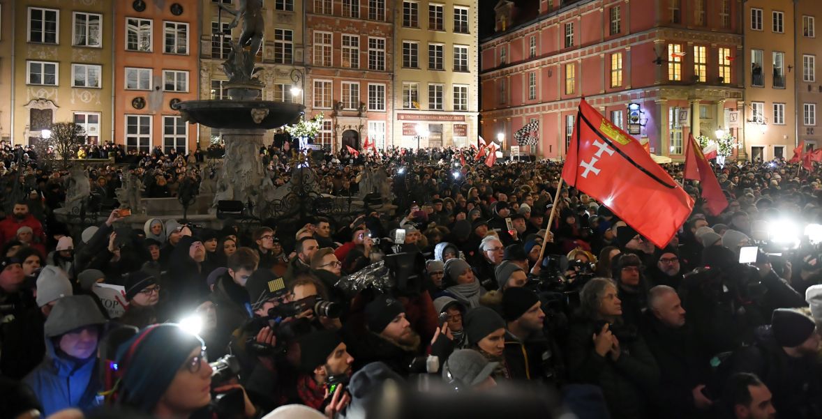 "Wiec Przeciwko Nienawiści i Przemocy" poświęcony pamięci zmarłego prezydenta Gdańska Pawła Adamowicza odbył się przy pomniku Neptuna na Długim Targu w Gdańsku. 14 stycznia 2019 roku 