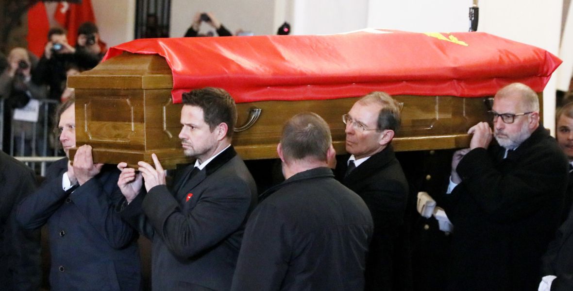 Przyjaciele niosą trumnę Pawła Adamowicza 