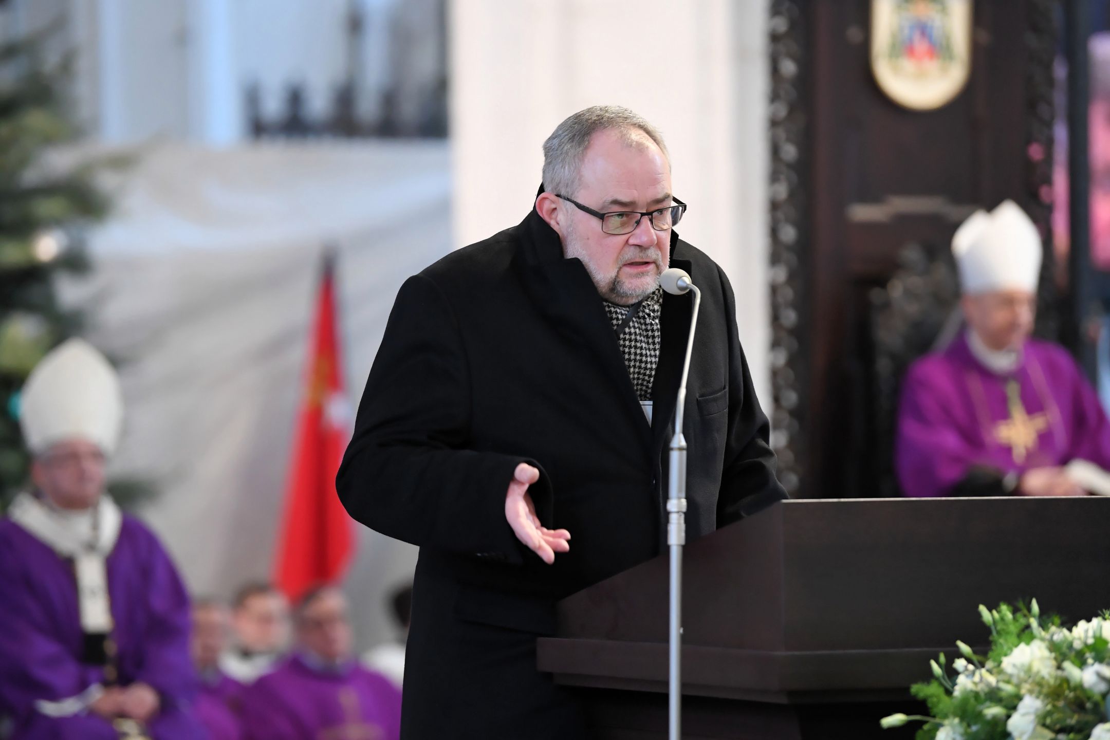 Brat Pawła Adamowicza, Piotr Adamowicz, podczas przemówienia w Bazylice Mariackiej.