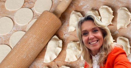 Ewa Wachowicz robi ciasto na pierogi w wyjątkowy sposób. Używa bardzo starej metody