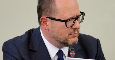 Adamowicz pokazuje zdjęcia. "To prezes reżimowej telewizji"