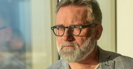 Andrzej Saramonowicz wyznaje: "Byłem molestowany przez księdza"