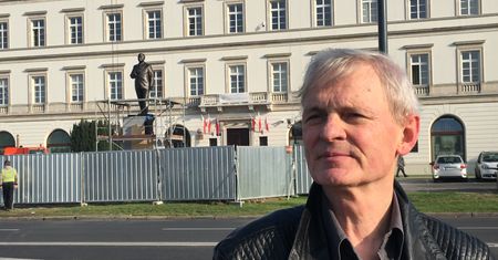 "Gdyby stał na posadzce, to by zniknął". Autor o pomniku Lecha Kaczyńskiego