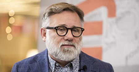 Kontrowersyjny wpis reżysera Andrzeja Saramonowicza. Opublikował zdjęcie nagrobka "Andrzej Duda"