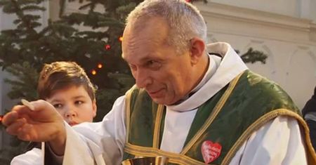 Wiemy, kim jest ksiądz, który pożegnał Korę wykonując jej utwór. To była twarz TVP