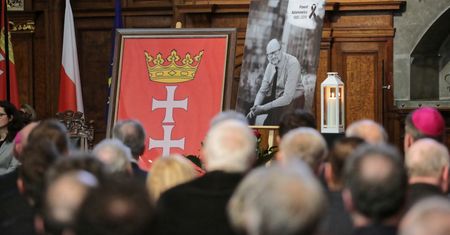 Wystawienie trumny z ciałem Pawła Adamowicza w ECS. Ludzie żegnają się z prezydentem