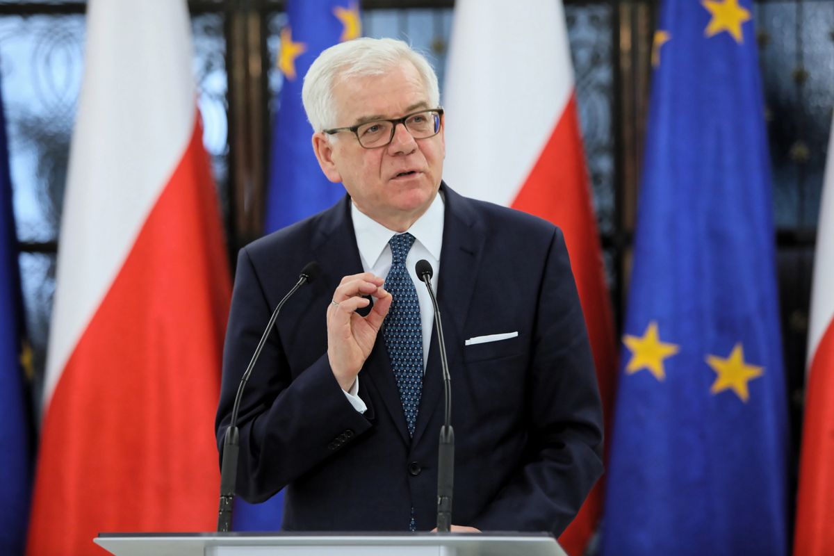 Szef MSZ Jacek Czaputowicz wychodzi ze studia. "Nie wiem co się wydarzyło w Nowej Zelandii"