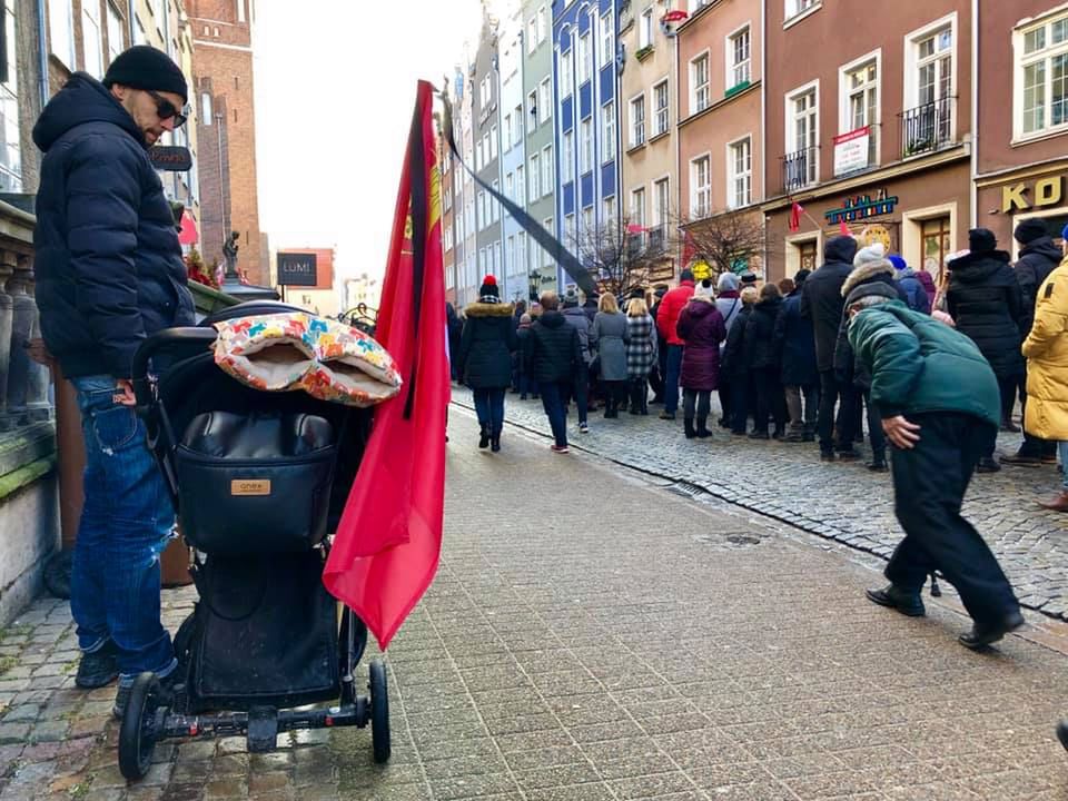 W Gdańsku brakuje flag i kirów. Pojawiły się za to naklejki z nazwiskiem Adamowicza