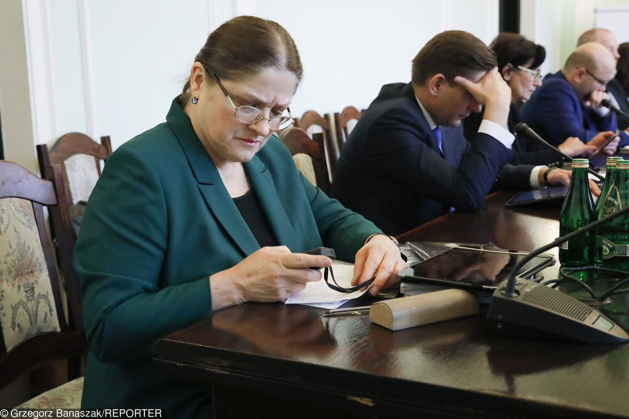 Posłanki PiS uczą się Twittera. Anna Sobecka instruuje Krystynę Pawłowicz