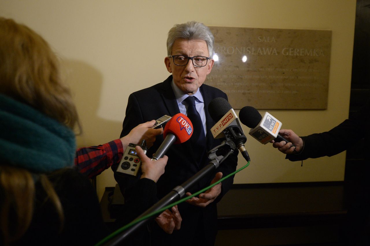 Pedofilia w Kościele. Piotrowicz broni się ws. księdza z Tylawy 