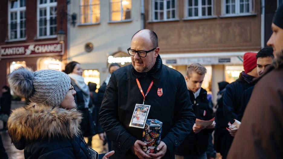 Paweł Adamowicz działał jako wolontariusz WOŚP. Kwestował również z Fundacją Hospicyjną.