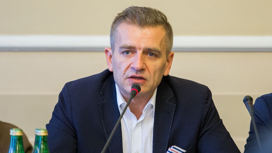 Bartosz Arłukowicz pomógł pasażerowi samolotu, który był w "złej kondycji"