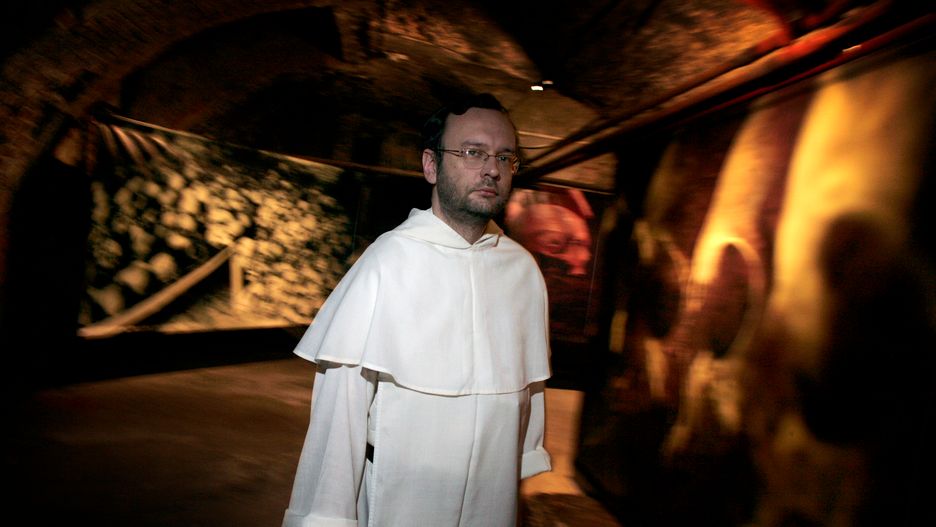 Były dominikanin Jacek Krzysztofowicz w piwnicach kościoła św. Mikołaja.