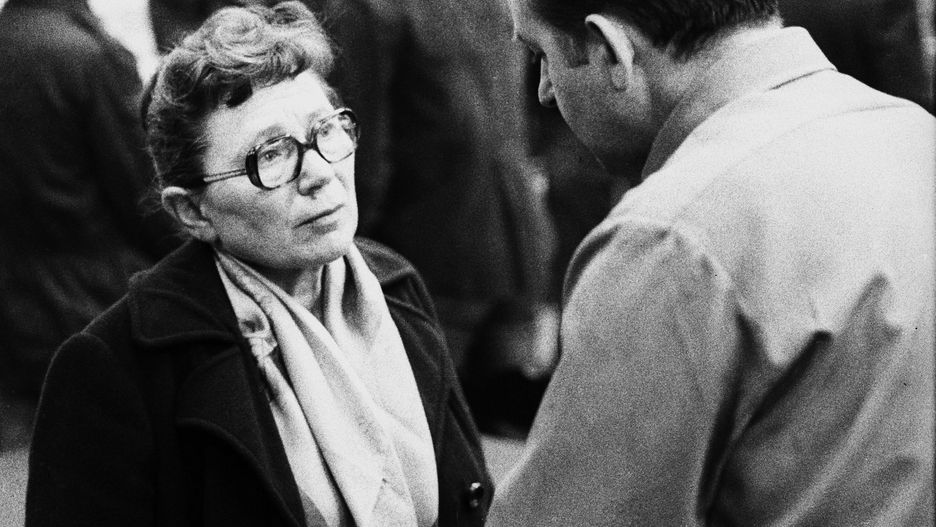 Anna Walentynowicz. Przerwa w posiedzeniu Krajowej Komisji Porozumiewawczej Solidarność w Stoczni Gdańskiej, na którym zapadły decyzje o odwołaniu strajku generalnego oraz gotowości strajkowej w całym kraju z wyjątkiem Bydgoszczy
