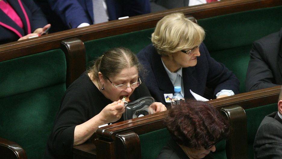 Krystyna Pawłowicz posila się w Sejmie