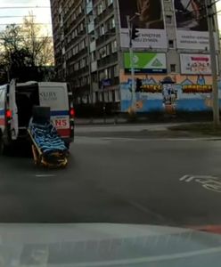Karetka zgubiła nosze w trakcie jazdy. Kuriozalne nagranie z Wrocławia