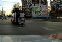 Karetka zgubiła nosze w trakcie jazdy. Kuriozalne nagranie z Wrocławia