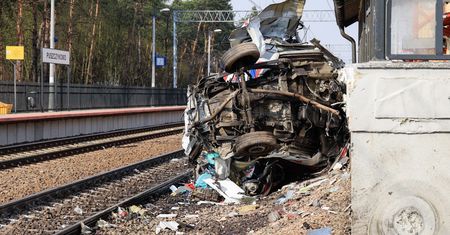 Karetka zderzyła się z pociągiem. Śmiertelny wypadek w Puszczykowie