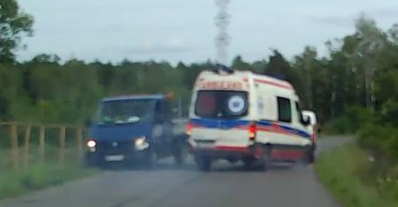 O włos od wypadku z karetką. Dlatego należy przepuszczać samochody na sygnale