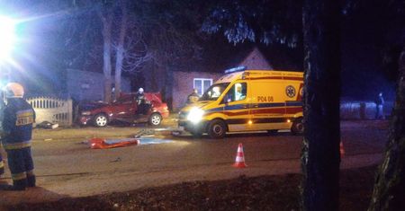 Tragiczny wypadek w Żychowie. Auto wpadło na drzewo