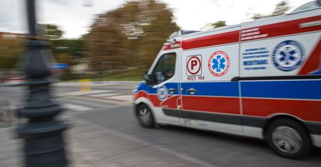 Radom. Motocyklista uderzył w ludzi na przystanku autobusowym