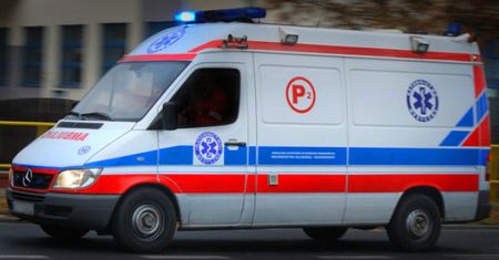 Wiatr przewrócił autobus na drodze krajowej w nr 7