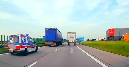 Ciężarówka wyprzedza inną ciężarówkę i blokuje przejazd karetki