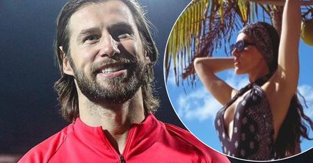 Celia Jaunat pręży swoje wdzięki na plaży, ale to Krychowiak kradnie show. Zepsuł żonie gorącą sesję