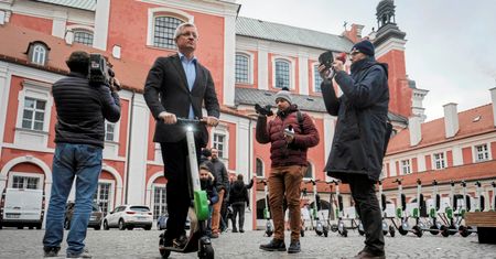 Policja bierze pod lupę spotkania i nawyki prezydenta Poznania