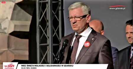 Samorządowcy w Gdańsku o "odtrąconej ręce". Zebrani krzyczą: hańba, hańba!