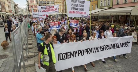 Marsz "po prawo i sprawiedliwość" dla Stachowiaka. Tłum skandował "mordercy"
