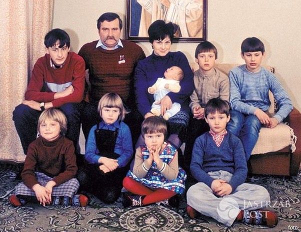 Rodzina Wałęsów - GÓRA: Bogdan, tata Lech, mama Danuta, Brygida, Przemysław, Sławek; DÓŁ: Magda, Ania, Wiktora, Jarosław