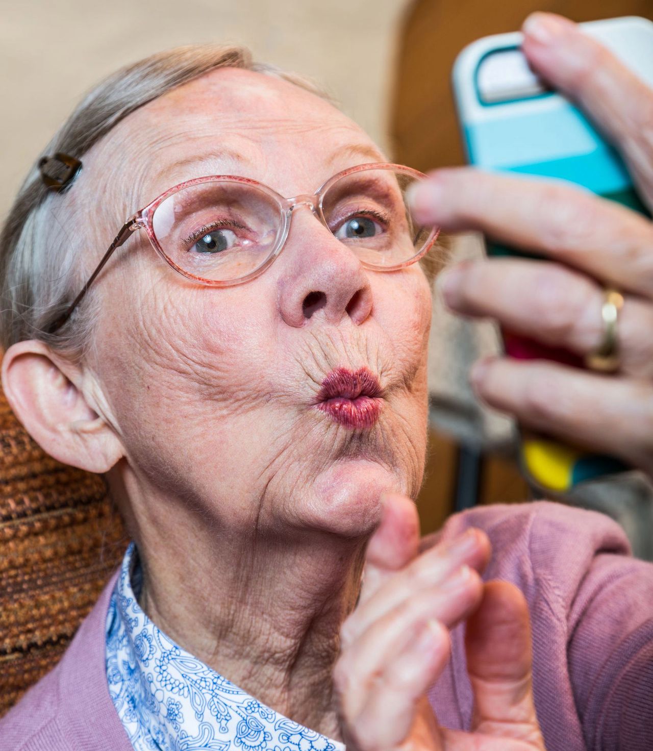 "Nigdy nie jesteś za stary na naukę selfie". Te pary to udowadniają
