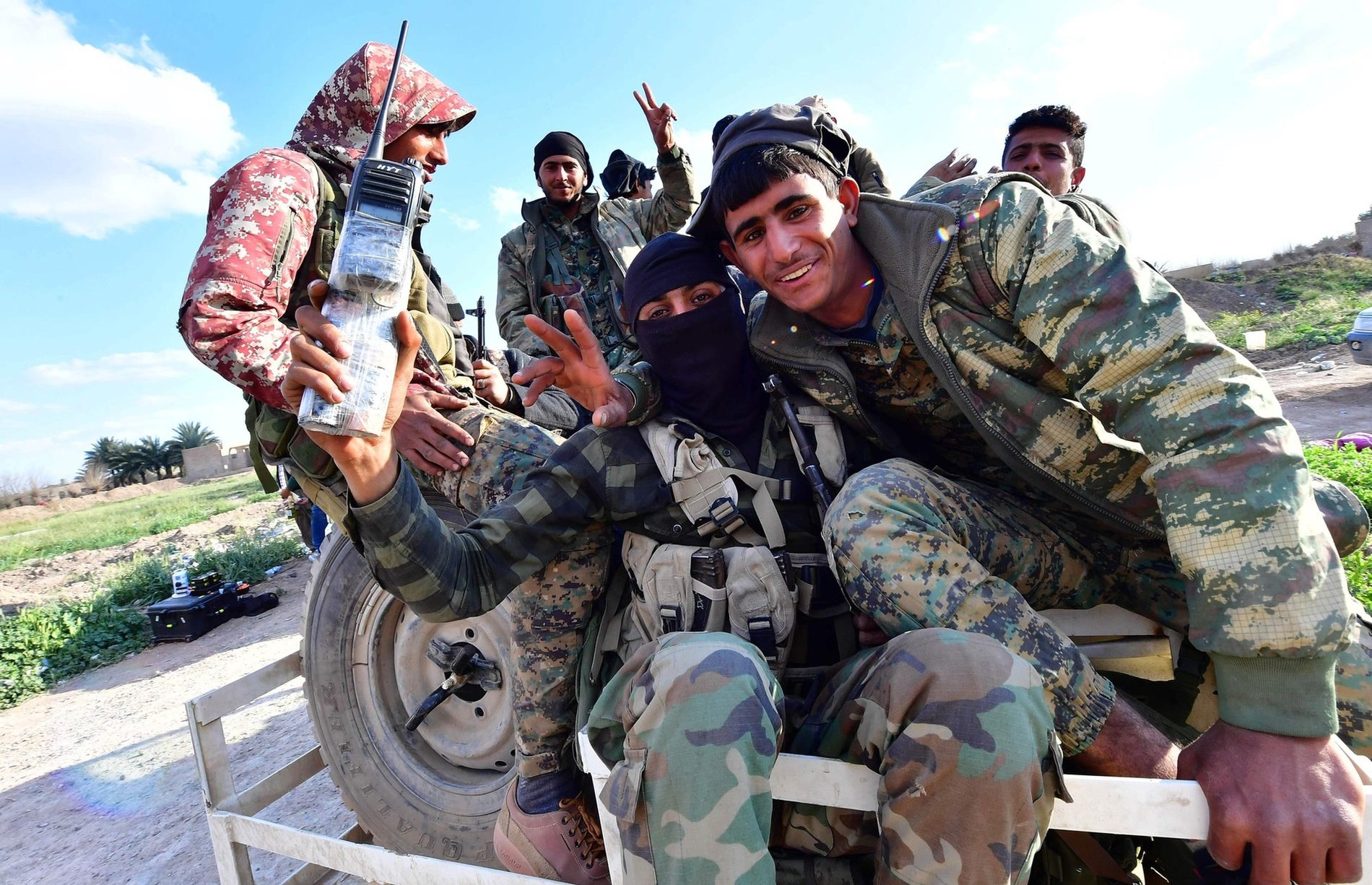 Kurdyjscy żołnierze cieszą się ze zwycięstwa nad ISIS