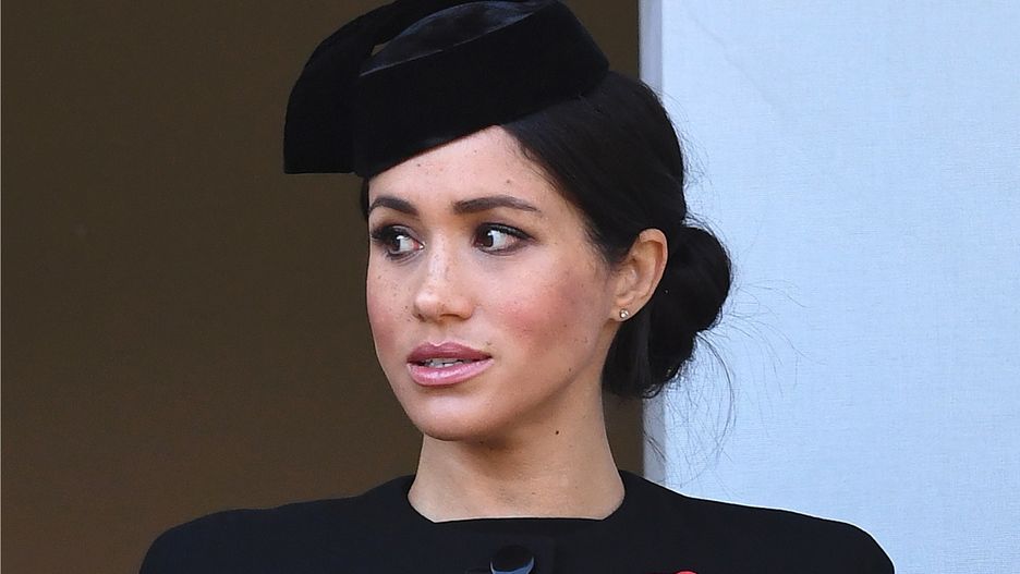 Ekspertka od mowy ciała komentuje pozę Meghan Markle na zdjęciu Windsorów