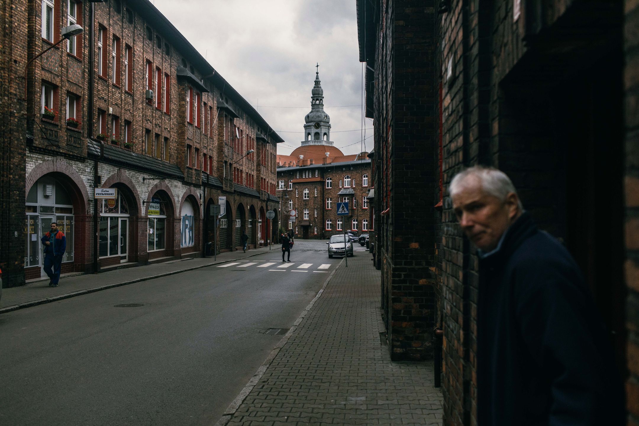 Na Nikiszowiec wprowadza się coraz więcej młodych rodzin, artystów i ludzi zamożnych. 