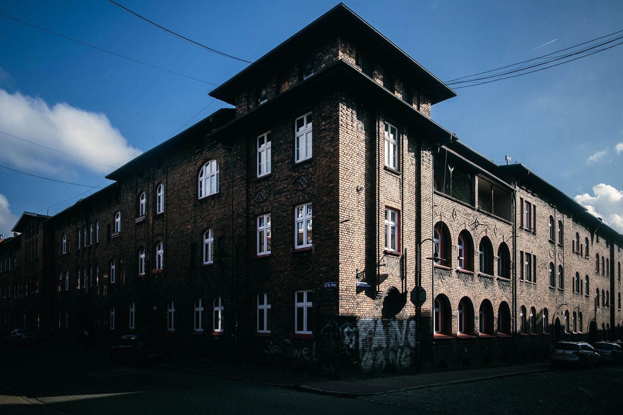 Nikiszowiec stał się dzielnicą Katowic dopiero w 1960 roku. Wcześniej był częścią miasta Szopienice i obszarem dworskim 