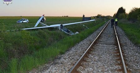 Wypadek szybowca. 16-letni pilot zaczepił o drzewo