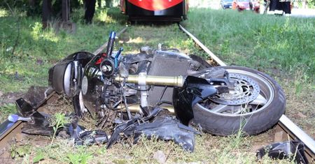 Motocyklista potrącił kobietę w Sosnowcu. Matka uratowała dzieciom życie