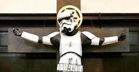 Proboszcz pozwolił ukrzyżować szturmowca. Musiał się tłumaczyć