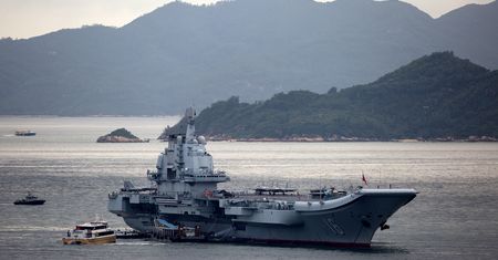 Duma Chin na wodach Hongkongu. Lotniskowiec z czasów ZSRR pokazem siły
