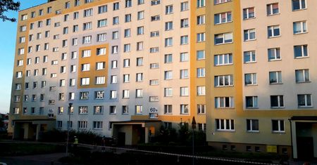 O krok od tragedii. Dzieci bawiły się na zewnętrznym parapecie 9. piętra