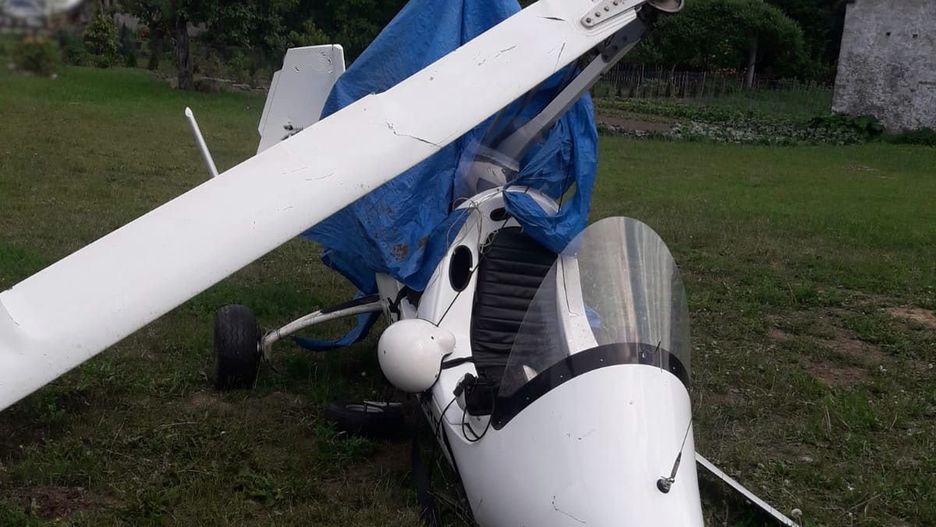 Jeziorowskie (woj. warmińsko-mazurskie). Pijany pilot rozbił wiatrakowiec na jednej z posesji