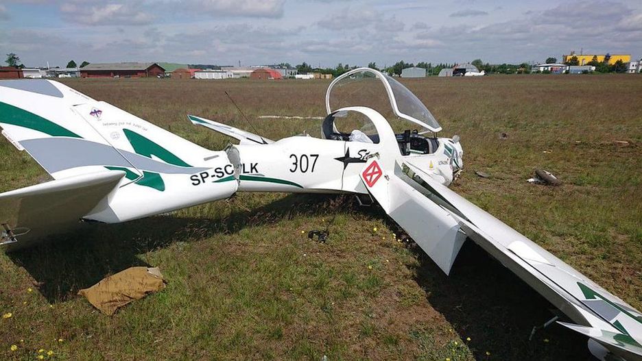 Pilot wyszedł z wraku maszyny o własnych siłach