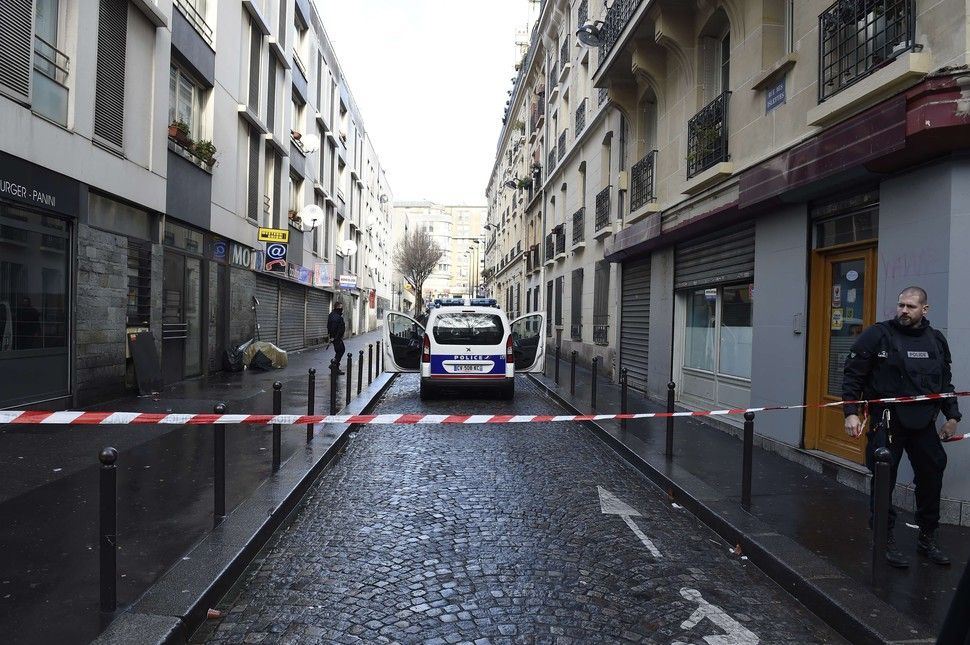 Strzelanina w Paryżu. Nożownik próbował wtargnąć na komisariat