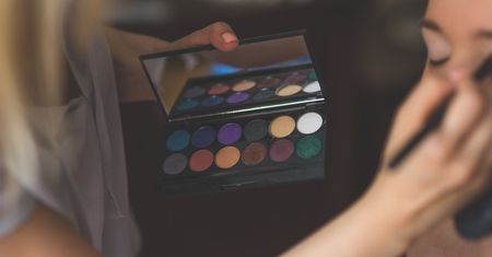 Wszystkie kosmetyki w jednym miejscu. Palety do makijażu za mniej niż 100 zł