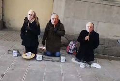 Przed kościołami zbierali na Gowina. Działacze KOD mieli maski wicepremiera