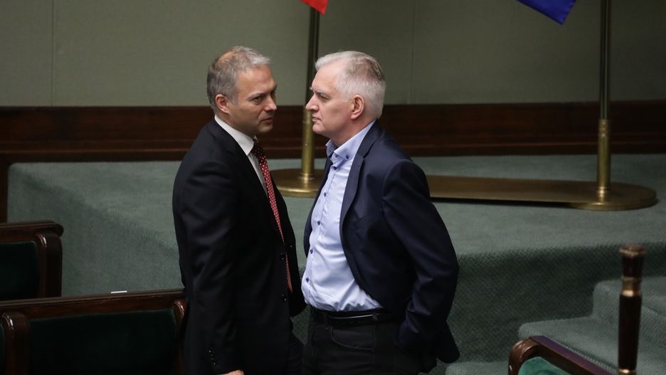 Jacek Żalek i Jarosław Gowin na sali sejmowej.